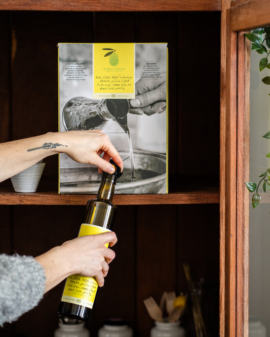 10 L container of La Belle Excuse Greek extra virgin olive oil, available in green Koroneïki or black Mavrolia varieties, with a convenient pouring spout.