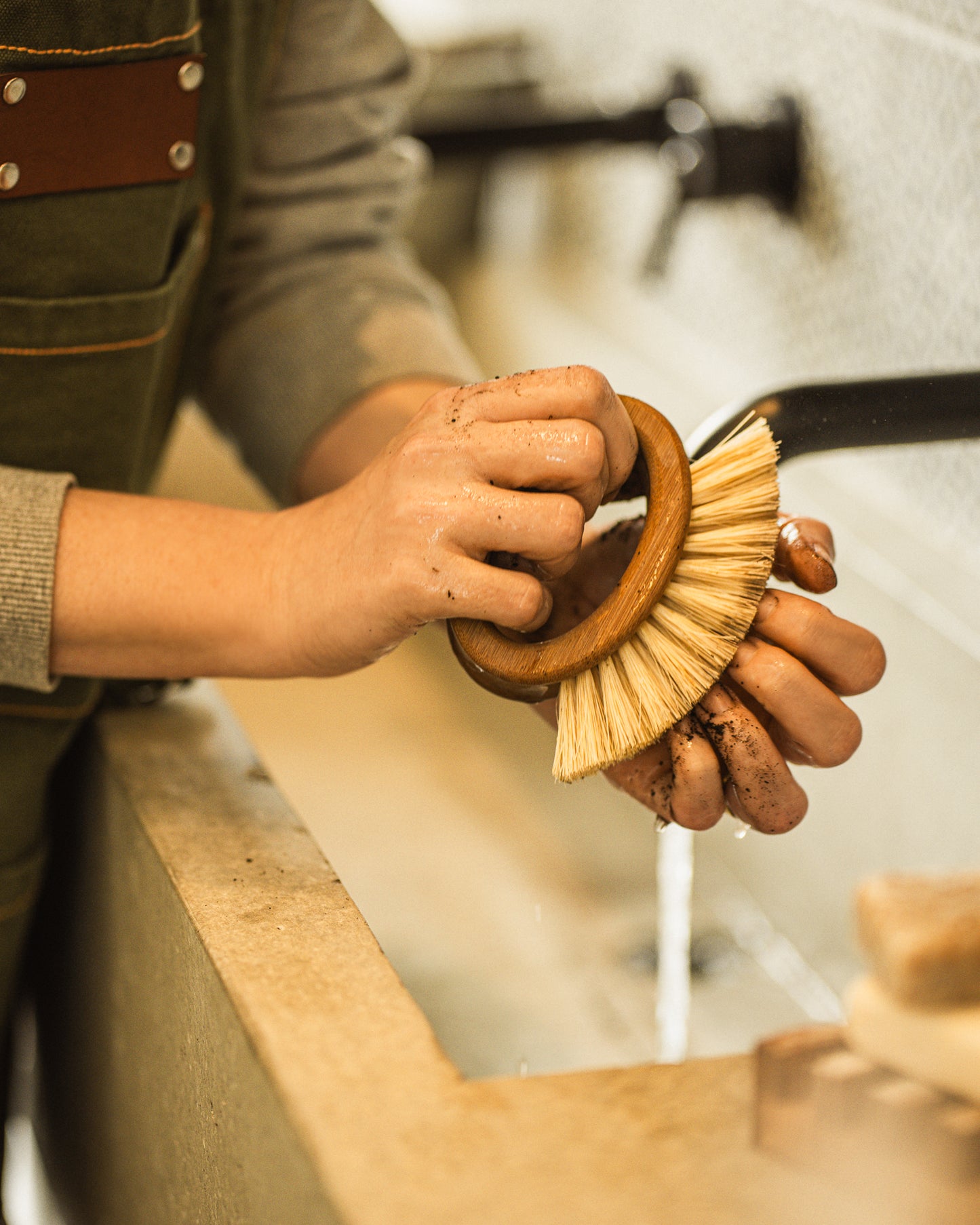 Brosse en bois pour ongles et mains