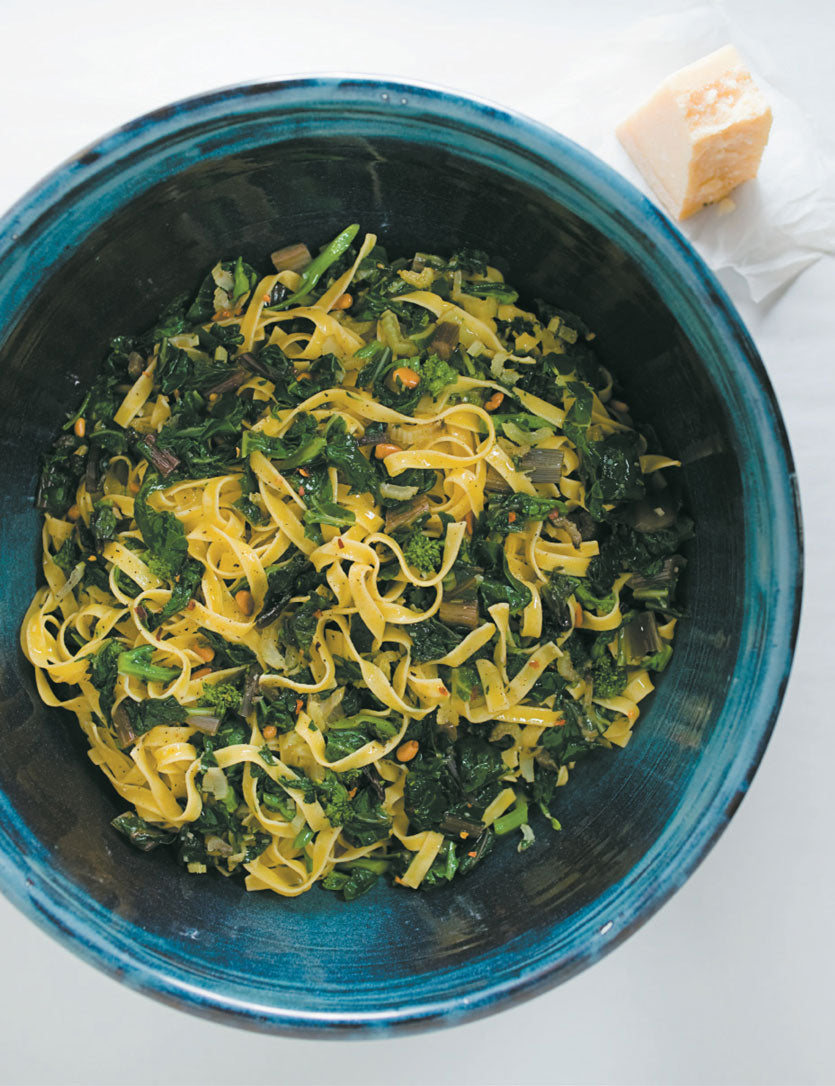 Skillet tagliatelle with garlic and greens