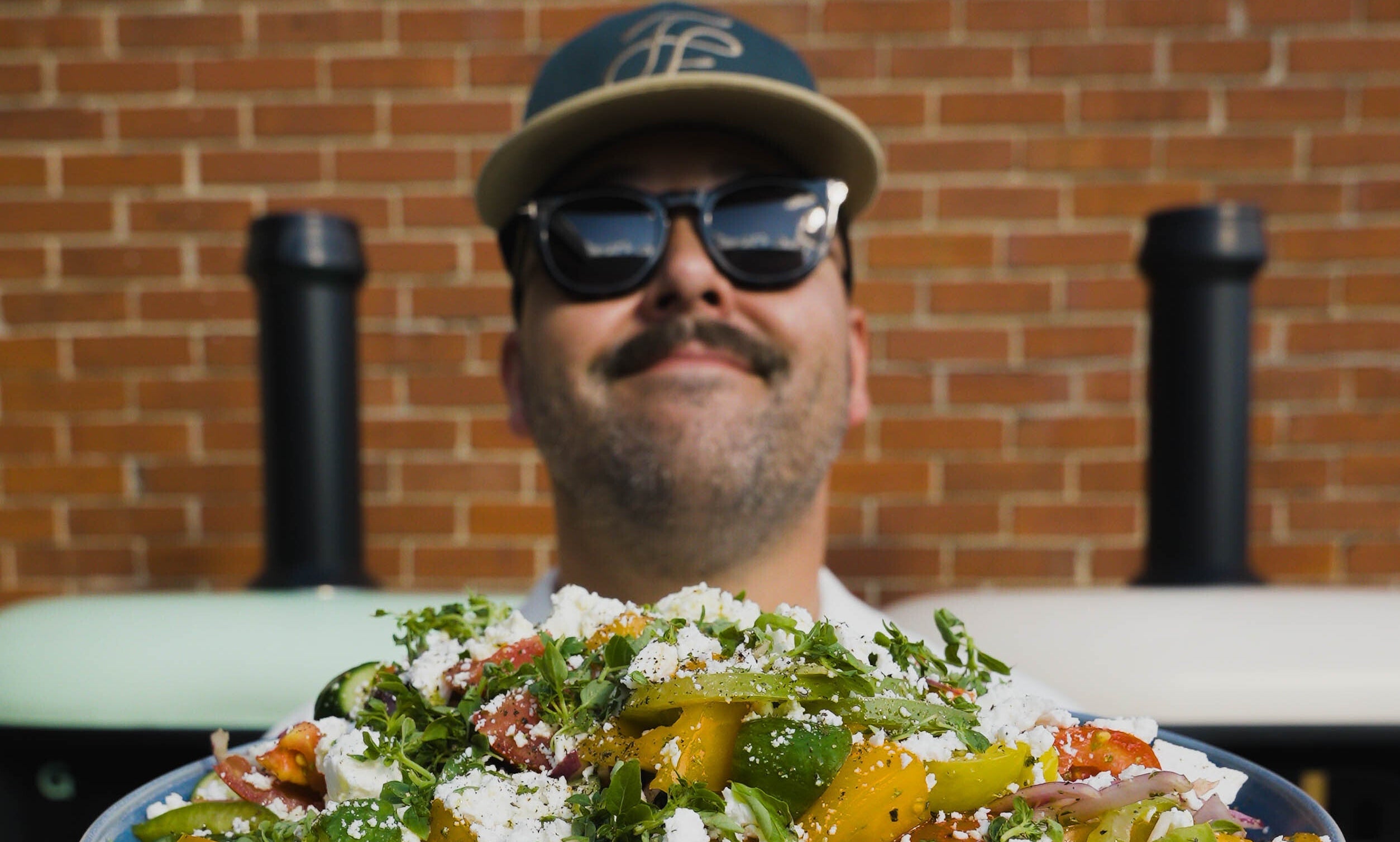 Laurent Dagenais présentant sa salade de légumes, feta et coriandre, préparée avec La Belle Excuse